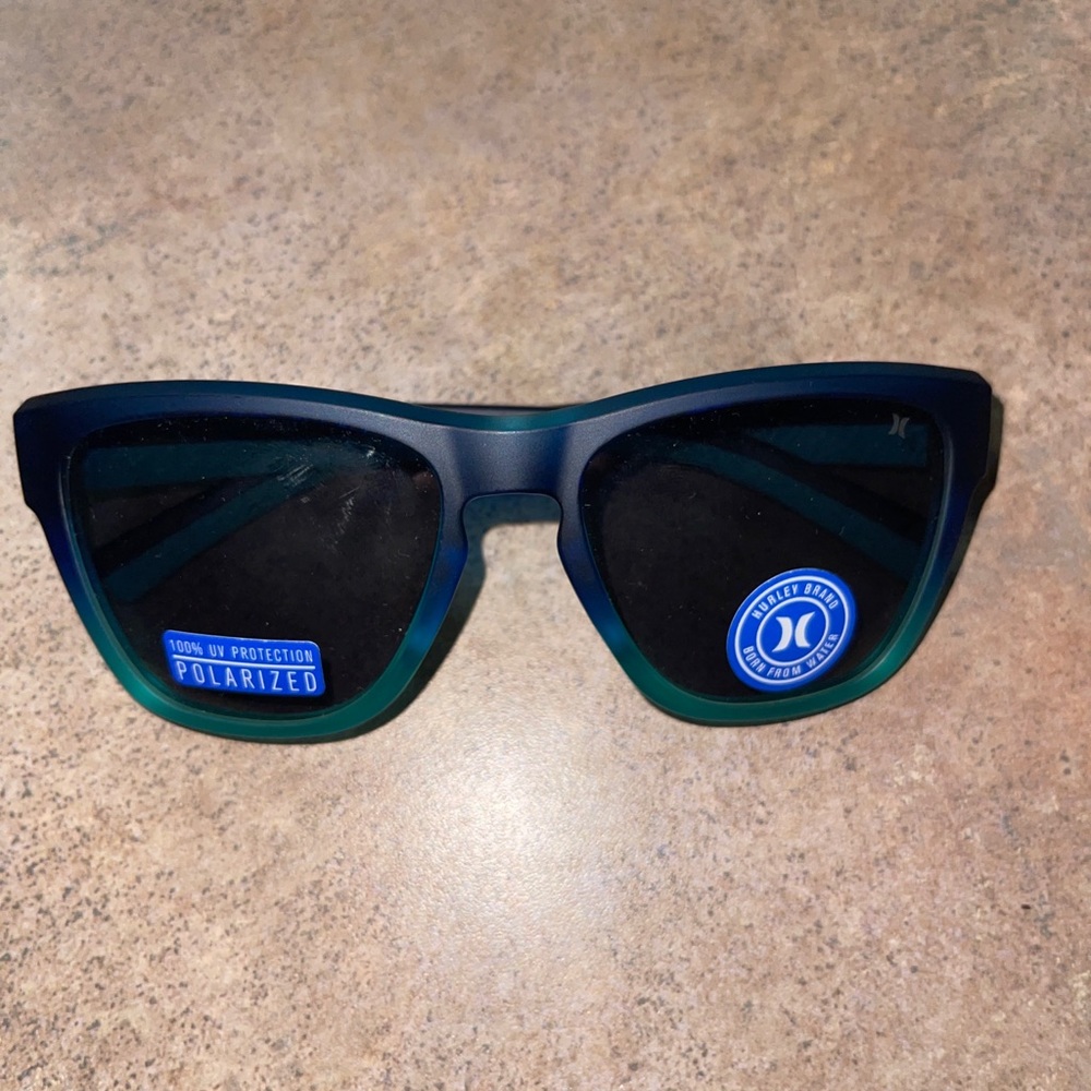 🌸NEW HURLEY schoolers men’s sunglasses 2 kinds of Blue without tags no case.